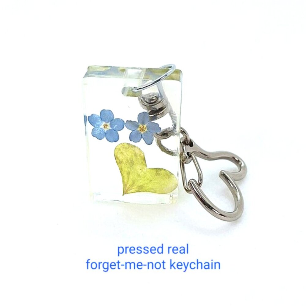 Handmade  Real Forget-Me-Not Keychain /Forget-me-not and heart leaf keychain